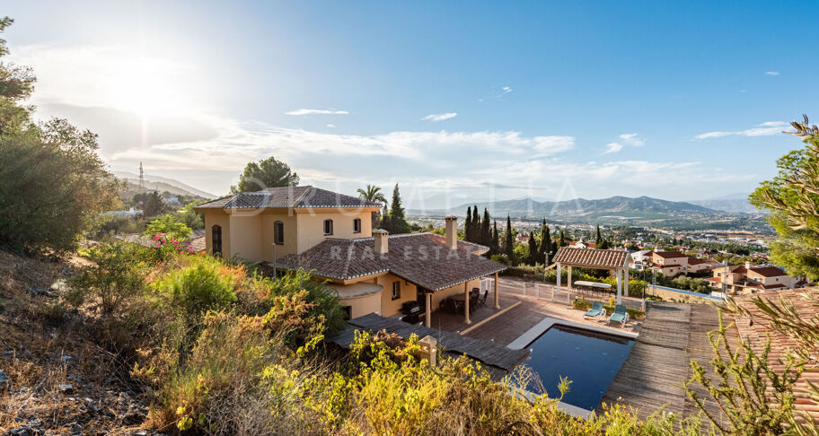 Andalusiska Villa med Panoramic Valley Views, Tennis Court & Guest House i Alhaurín de la Torre, Málaga