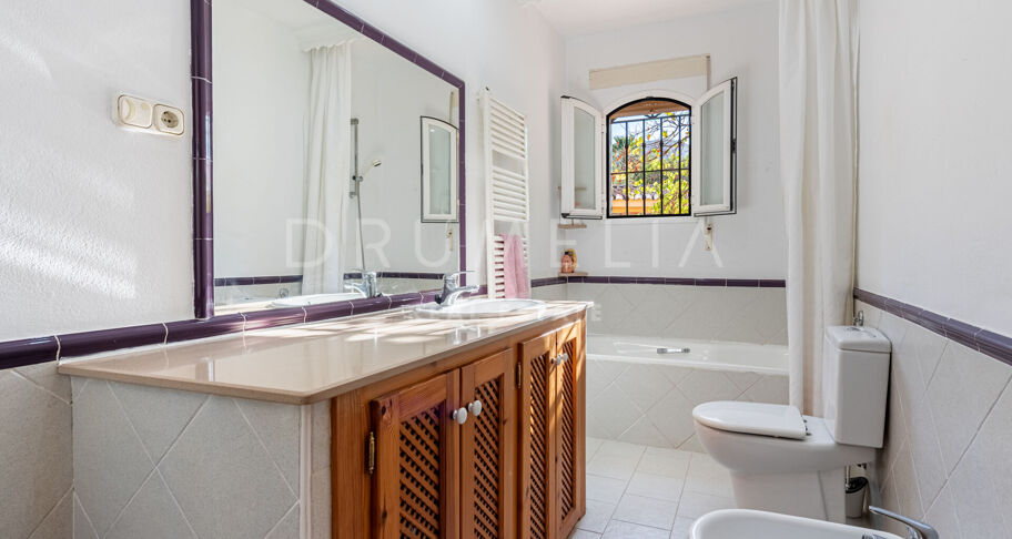 Andalusiska Villa med Panoramic Valley Views, Tennis Court & Guest House i Alhaurín de la Torre, Málaga
