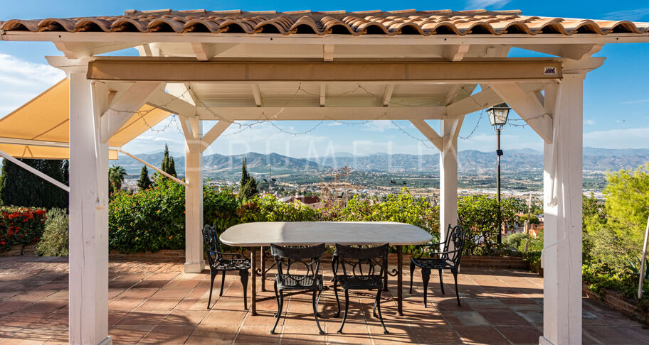 Andalusiska Villa med Panoramic Valley Views, Tennis Court & Guest House i Alhaurín de la Torre, Málaga