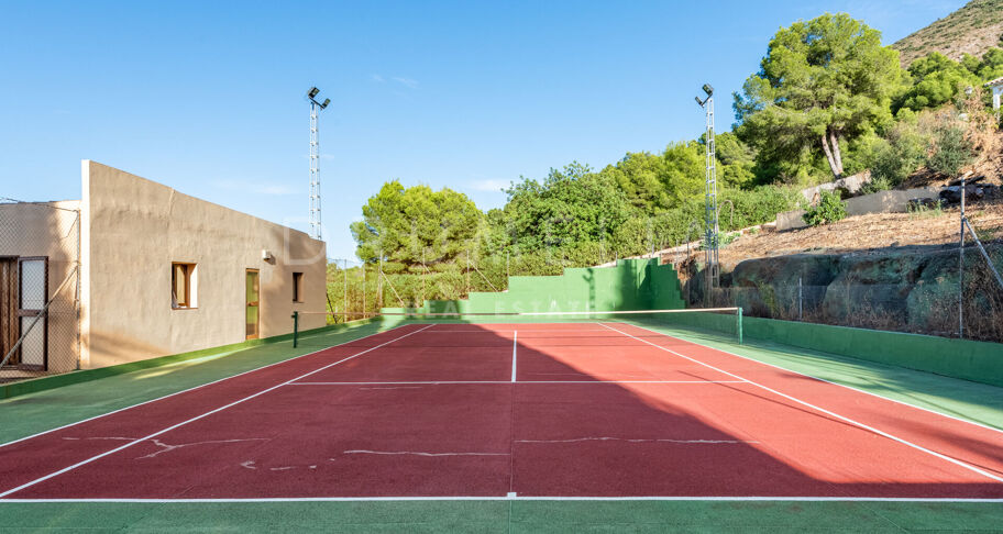 Andalusiska Villa med Panoramic Valley Views, Tennis Court & Guest House i Alhaurín de la Torre, Málaga