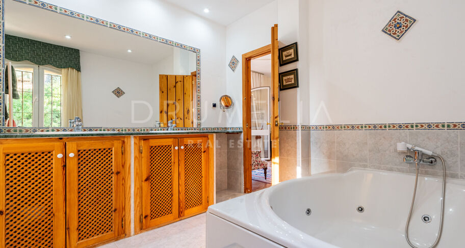 Andalusiska Villa med Panoramic Valley Views, Tennis Court & Guest House i Alhaurín de la Torre, Málaga