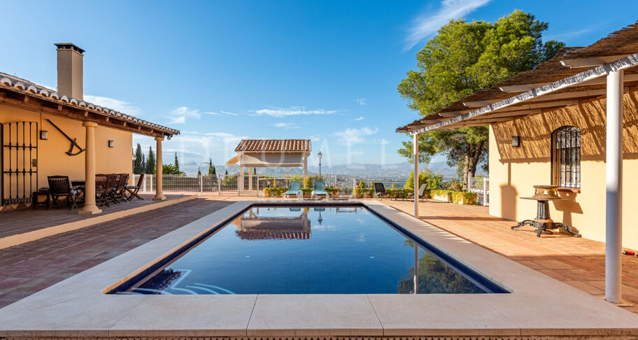 Andalusiska Villa med Panoramic Valley Views, Tennis Court & Guest House i Alhaurín de la Torre, Málaga