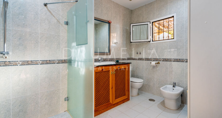Andalusiska Villa med Panoramic Valley Views, Tennis Court & Guest House i Alhaurín de la Torre, Málaga