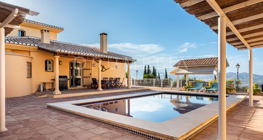 Andalusiska Villa med Panoramic Valley Views, Tennis Court & Guest House i Alhaurín de la Torre, Málaga