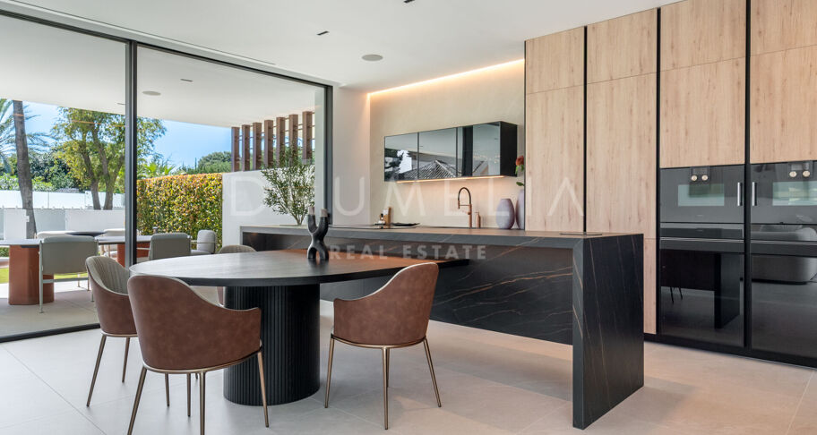 Moderne nieuwbouwwoning in Vilas 6 met dakterras, zwembad en zeezicht