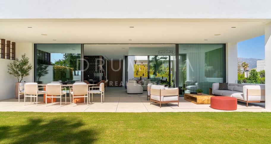 Moderne nieuwbouwwoning in Vilas 6 met dakterras, zwembad en zeezicht
