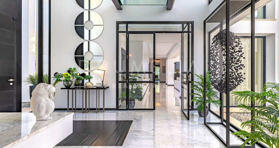Contemporary villa for sale in Guadalmina Baja, San Pedro