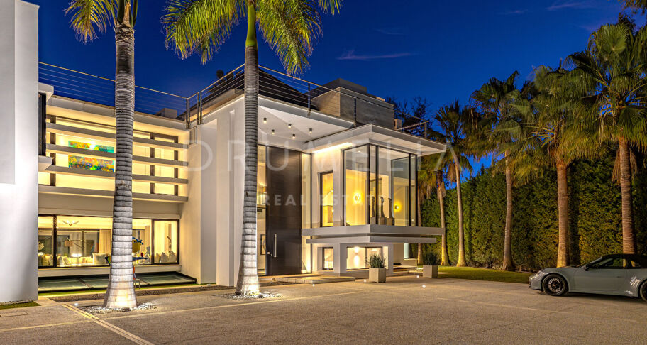 Contemporary villa for sale in Guadalmina Baja, San Pedro