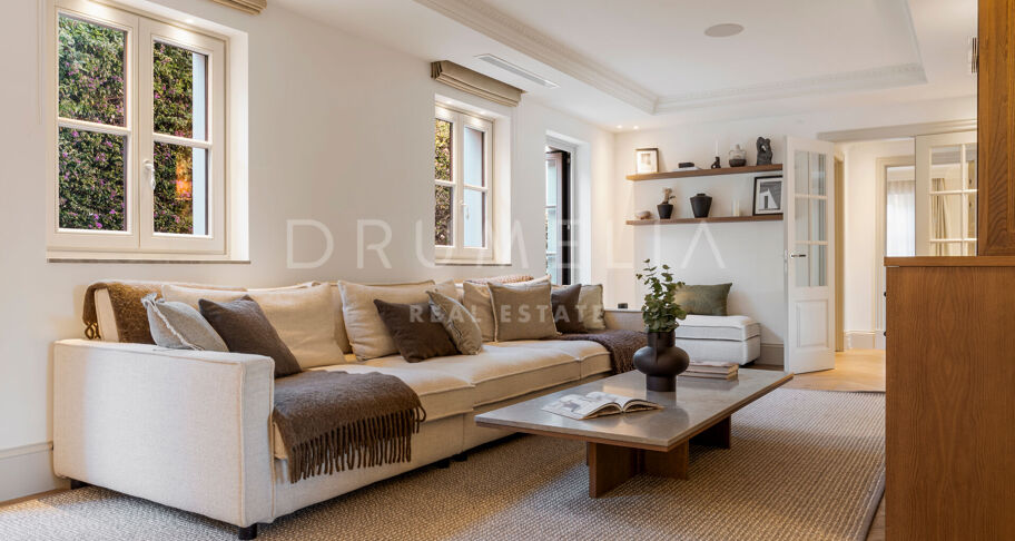 Fullständigt renoverad villa med 5 sovrum, privat spa, gym, rymliga terrasser och anlagda trädgårdar med pool i Nueva Andalucía, Marbella.
