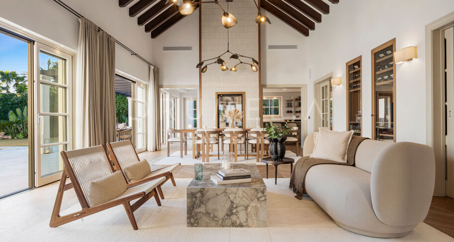 Fullständigt renoverad villa med 5 sovrum, privat spa, gym, rymliga terrasser och anlagda trädgårdar med pool i Nueva Andalucía, Marbella.