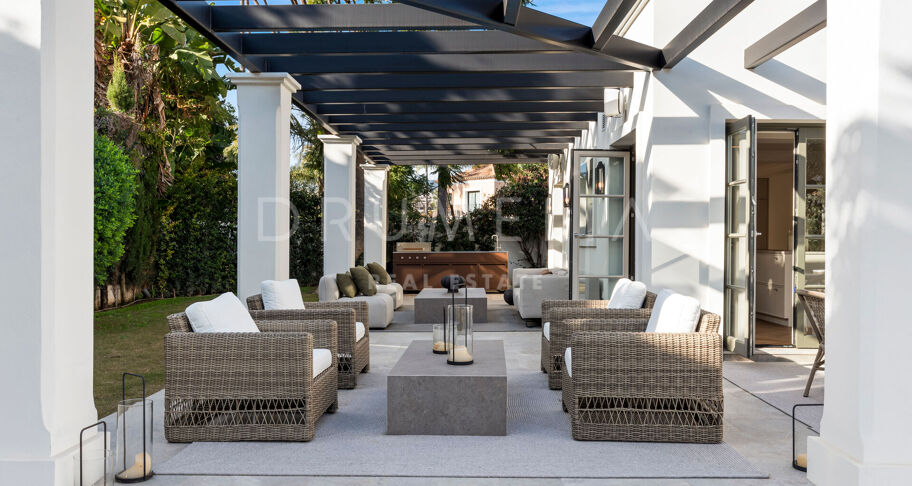 Fullständigt renoverad villa med 5 sovrum, privat spa, gym, rymliga terrasser och anlagda trädgårdar med pool i Nueva Andalucía, Marbella.