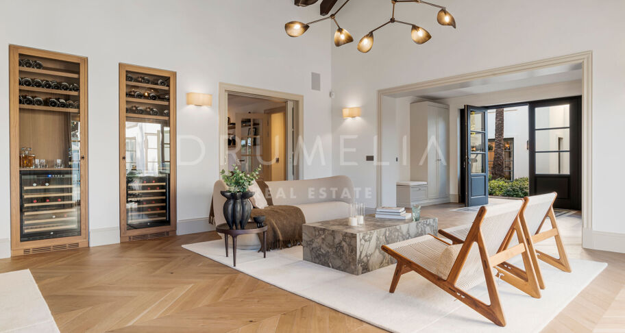 Fullständigt renoverad villa med 5 sovrum, privat spa, gym, rymliga terrasser och anlagda trädgårdar med pool i Nueva Andalucía, Marbella.