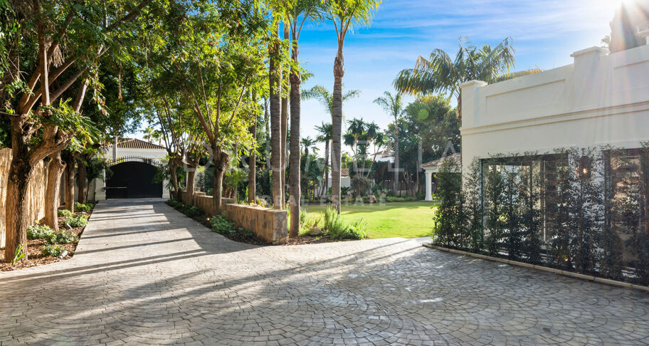 Fullständigt renoverad villa med 5 sovrum, privat spa, gym, rymliga terrasser och anlagda trädgårdar med pool i Nueva Andalucía, Marbella.