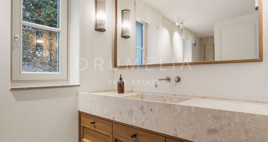 Fullständigt renoverad villa med 5 sovrum, privat spa, gym, rymliga terrasser och anlagda trädgårdar med pool i Nueva Andalucía, Marbella.