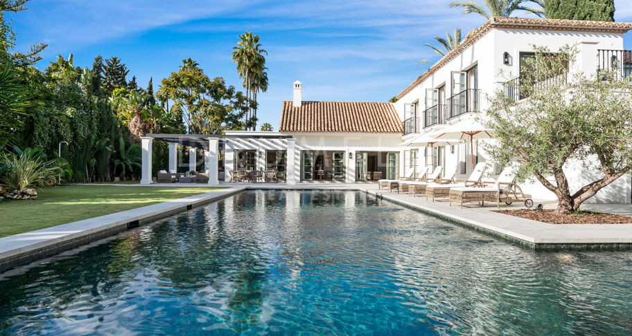 Fullständigt renoverad villa med 5 sovrum, privat spa, gym, rymliga terrasser och anlagda trädgårdar med pool i Nueva Andalucía, Marbella.