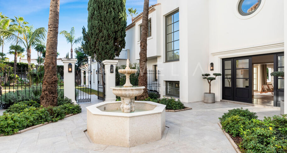 Fullständigt renoverad villa med 5 sovrum, privat spa, gym, rymliga terrasser och anlagda trädgårdar med pool i Nueva Andalucía, Marbella.