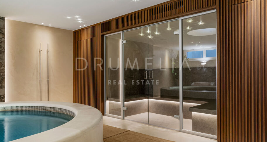 Fullständigt renoverad villa med 5 sovrum, privat spa, gym, rymliga terrasser och anlagda trädgårdar med pool i Nueva Andalucía, Marbella.