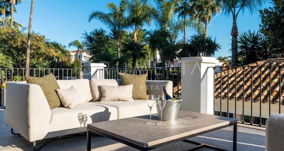Fullständigt renoverad villa med 5 sovrum, privat spa, gym, rymliga terrasser och anlagda trädgårdar med pool i Nueva Andalucía, Marbella.