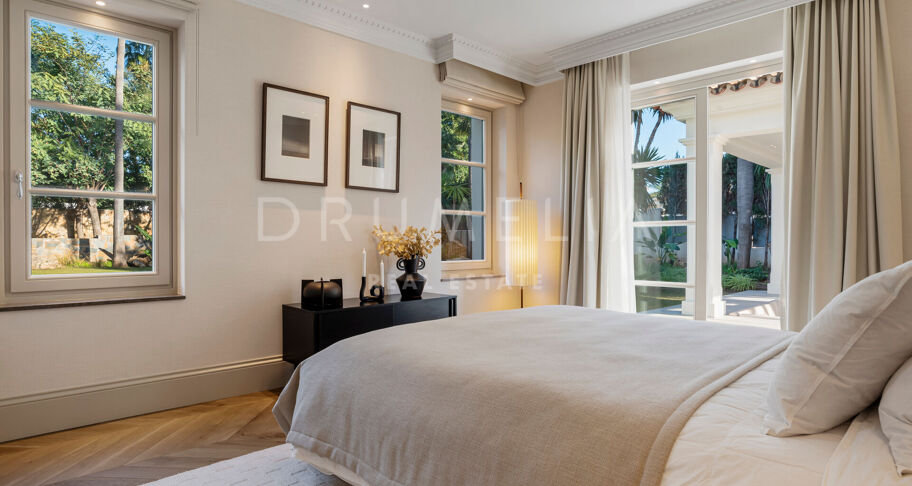Fullständigt renoverad villa med 5 sovrum, privat spa, gym, rymliga terrasser och anlagda trädgårdar med pool i Nueva Andalucía, Marbella.