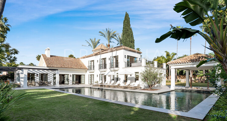 Fullständigt renoverad villa med 5 sovrum, privat spa, gym, rymliga terrasser och anlagda trädgårdar med pool i Nueva Andalucía, Marbella.