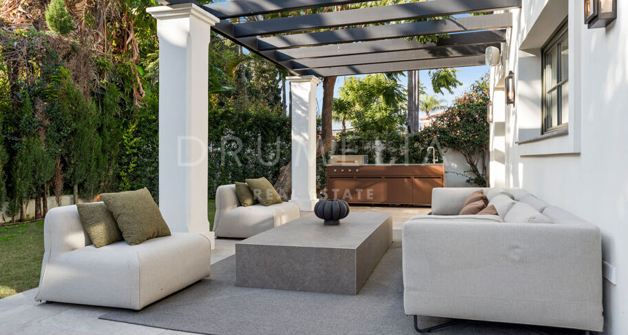 Fullständigt renoverad villa med 5 sovrum, privat spa, gym, rymliga terrasser och anlagda trädgårdar med pool i Nueva Andalucía, Marbella.