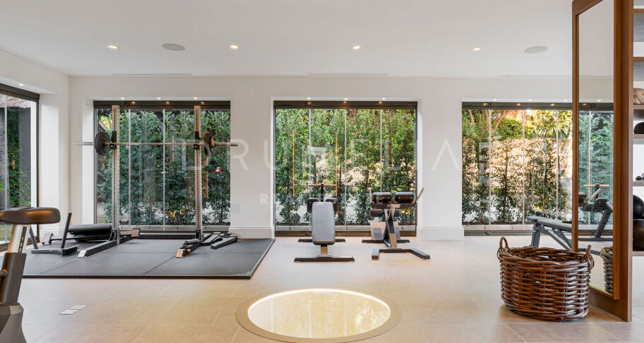 Fullständigt renoverad villa med 5 sovrum, privat spa, gym, rymliga terrasser och anlagda trädgårdar med pool i Nueva Andalucía, Marbella.