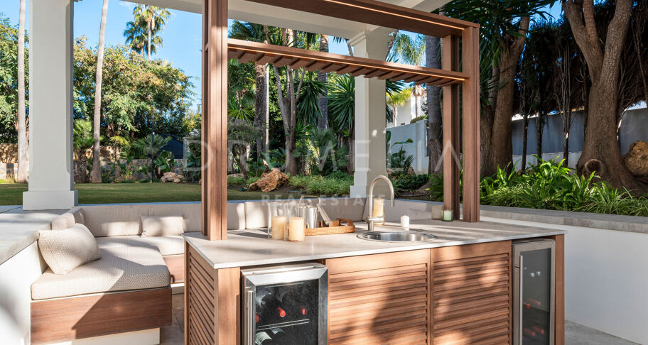 Fullständigt renoverad villa med 5 sovrum, privat spa, gym, rymliga terrasser och anlagda trädgårdar med pool i Nueva Andalucía, Marbella.