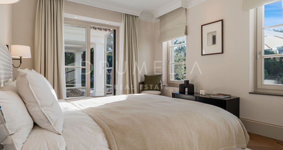Fullständigt renoverad villa med 5 sovrum, privat spa, gym, rymliga terrasser och anlagda trädgårdar med pool i Nueva Andalucía, Marbella.