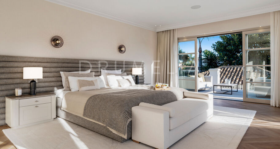 Fullständigt renoverad villa med 5 sovrum, privat spa, gym, rymliga terrasser och anlagda trädgårdar med pool i Nueva Andalucía, Marbella.