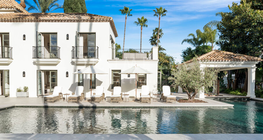 Fullständigt renoverad villa med 5 sovrum, privat spa, gym, rymliga terrasser och anlagda trädgårdar med pool i Nueva Andalucía, Marbella.
