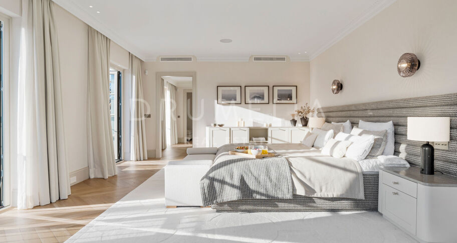 Fullständigt renoverad villa med 5 sovrum, privat spa, gym, rymliga terrasser och anlagda trädgårdar med pool i Nueva Andalucía, Marbella.