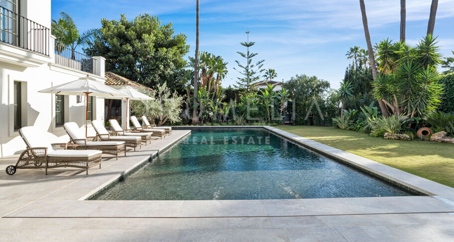 Fullständigt renoverad villa med 5 sovrum, privat spa, gym, rymliga terrasser och anlagda trädgårdar med pool i Nueva Andalucía, Marbella.