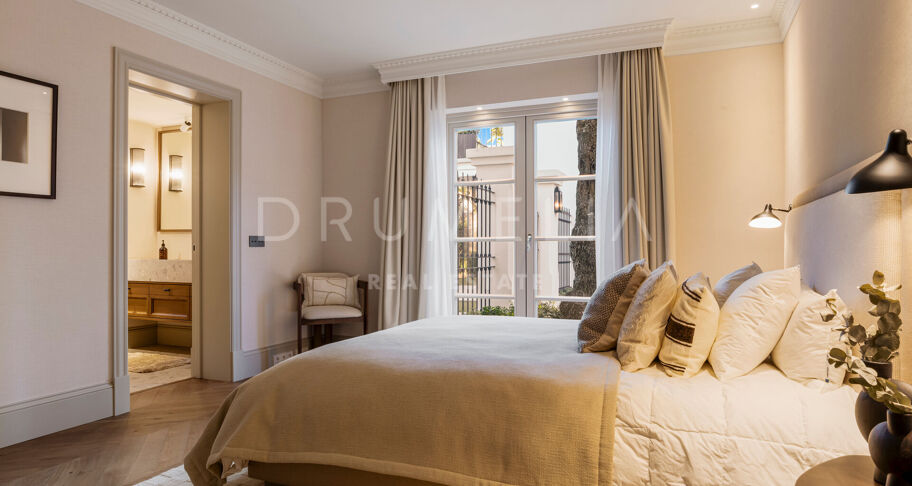 Fullständigt renoverad villa med 5 sovrum, privat spa, gym, rymliga terrasser och anlagda trädgårdar med pool i Nueva Andalucía, Marbella.