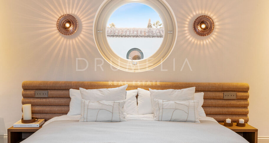 Fullständigt renoverad villa med 5 sovrum, privat spa, gym, rymliga terrasser och anlagda trädgårdar med pool i Nueva Andalucía, Marbella.