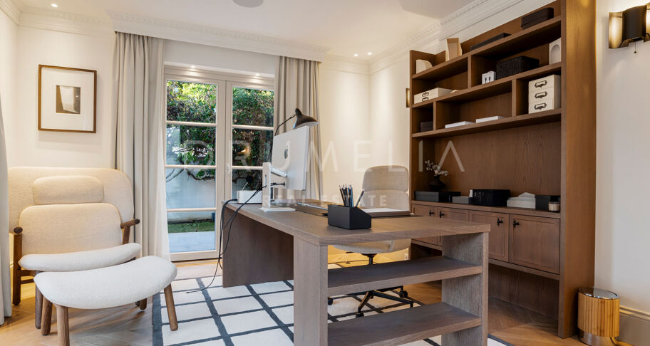 Fullständigt renoverad villa med 5 sovrum, privat spa, gym, rymliga terrasser och anlagda trädgårdar med pool i Nueva Andalucía, Marbella.