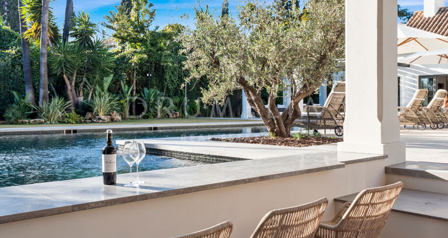 Fullständigt renoverad villa med 5 sovrum, privat spa, gym, rymliga terrasser och anlagda trädgårdar med pool i Nueva Andalucía, Marbella.