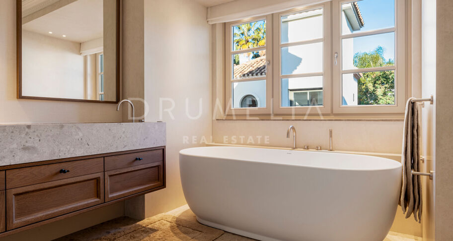 Fullständigt renoverad villa med 5 sovrum, privat spa, gym, rymliga terrasser och anlagda trädgårdar med pool i Nueva Andalucía, Marbella.