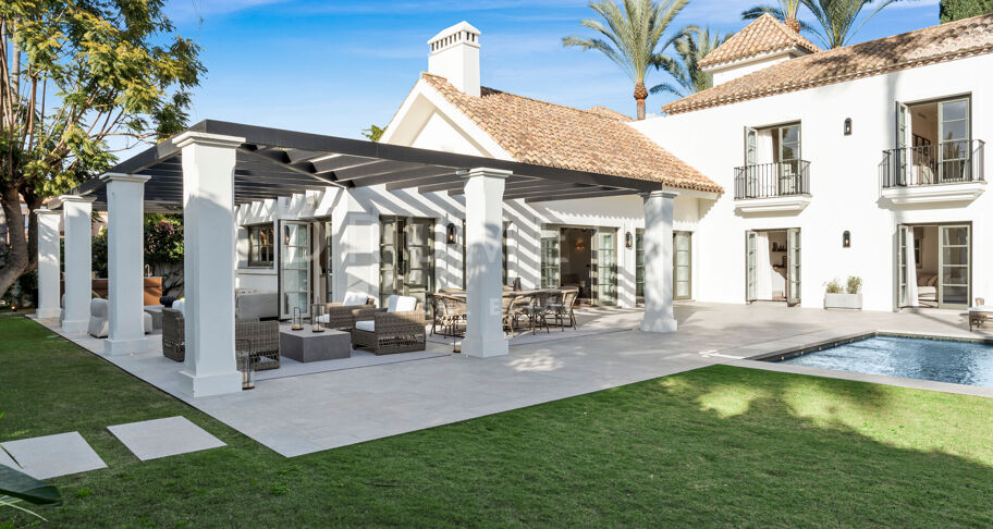 Fullständigt renoverad villa med 5 sovrum, privat spa, gym, rymliga terrasser och anlagda trädgårdar med pool i Nueva Andalucía, Marbella.
