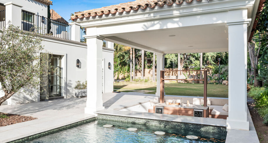 Fullständigt renoverad villa med 5 sovrum, privat spa, gym, rymliga terrasser och anlagda trädgårdar med pool i Nueva Andalucía, Marbella.