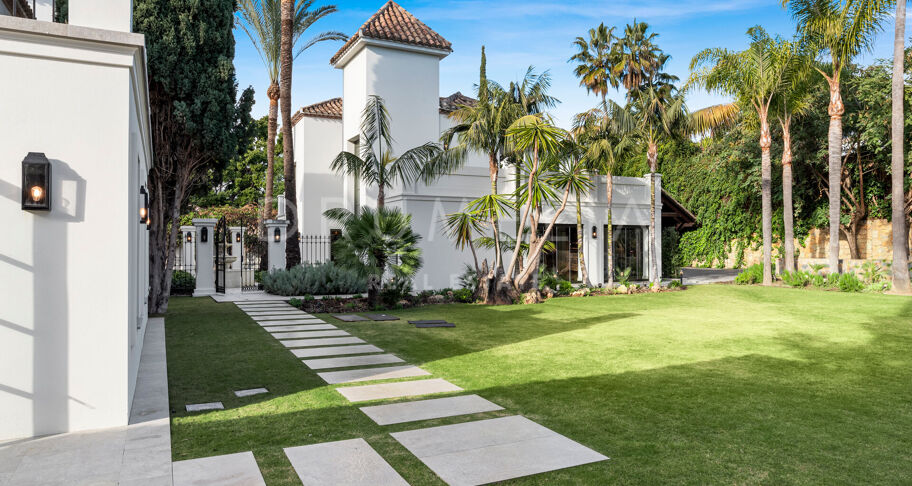 Fullständigt renoverad villa med 5 sovrum, privat spa, gym, rymliga terrasser och anlagda trädgårdar med pool i Nueva Andalucía, Marbella.