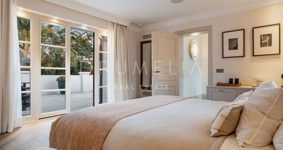 Fullständigt renoverad villa med 5 sovrum, privat spa, gym, rymliga terrasser och anlagda trädgårdar med pool i Nueva Andalucía, Marbella.