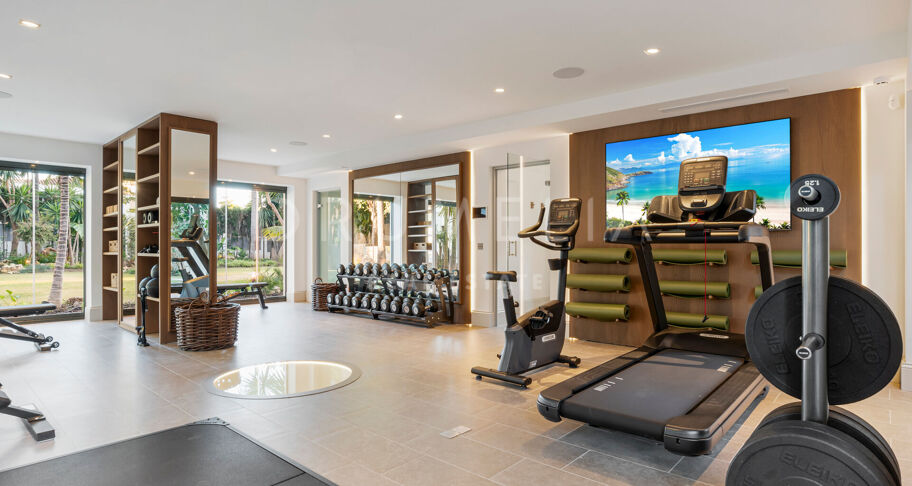 Fullständigt renoverad villa med 5 sovrum, privat spa, gym, rymliga terrasser och anlagda trädgårdar med pool i Nueva Andalucía, Marbella.