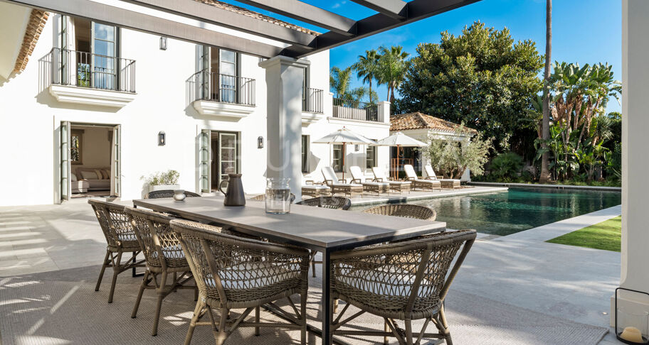 Fullständigt renoverad villa med 5 sovrum, privat spa, gym, rymliga terrasser och anlagda trädgårdar med pool i Nueva Andalucía, Marbella.