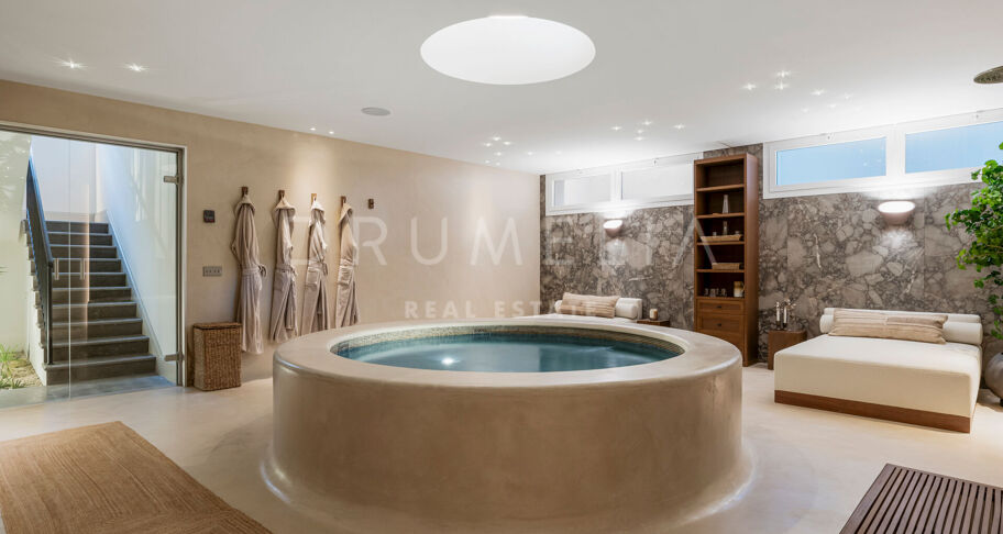 Fullständigt renoverad villa med 5 sovrum, privat spa, gym, rymliga terrasser och anlagda trädgårdar med pool i Nueva Andalucía, Marbella.