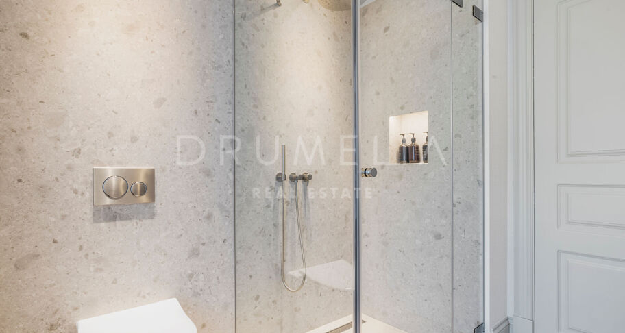 Fullständigt renoverad villa med 5 sovrum, privat spa, gym, rymliga terrasser och anlagda trädgårdar med pool i Nueva Andalucía, Marbella.