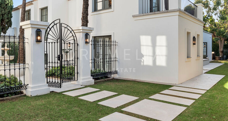Fullständigt renoverad villa med 5 sovrum, privat spa, gym, rymliga terrasser och anlagda trädgårdar med pool i Nueva Andalucía, Marbella.