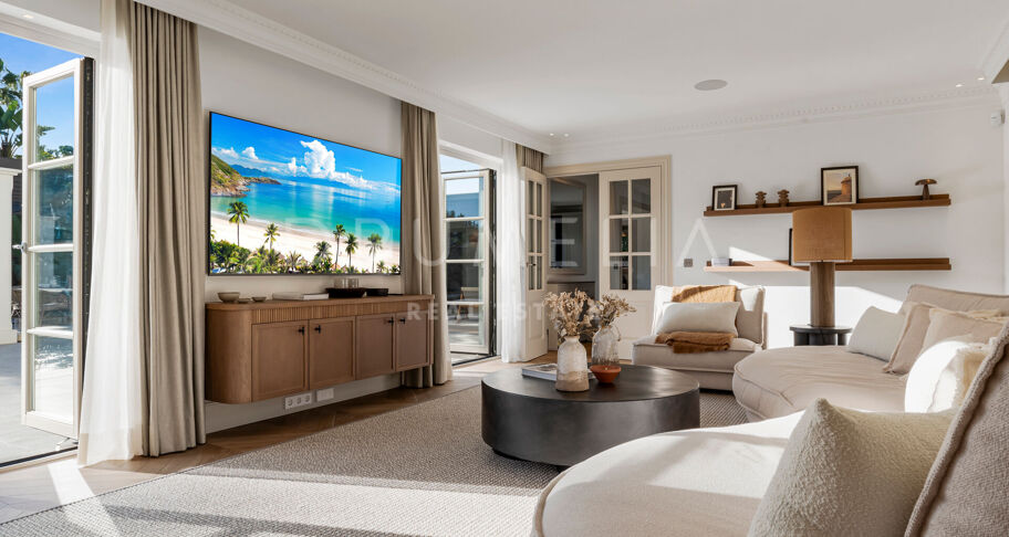 Fullständigt renoverad villa med 5 sovrum, privat spa, gym, rymliga terrasser och anlagda trädgårdar med pool i Nueva Andalucía, Marbella.