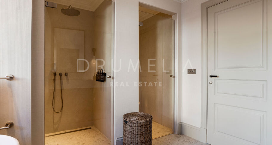 Fullständigt renoverad villa med 5 sovrum, privat spa, gym, rymliga terrasser och anlagda trädgårdar med pool i Nueva Andalucía, Marbella.