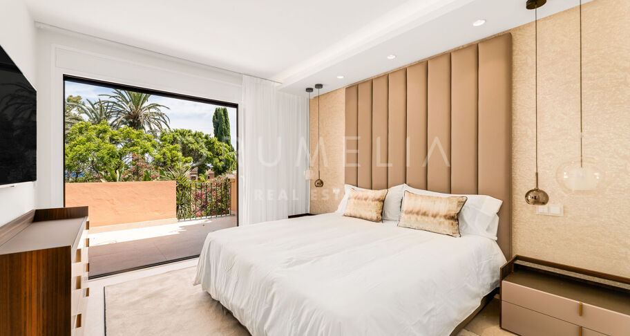 Maison en bord de mer entièrement rénovée avec vue sur la mer sur le nouveau Golden Mile, Estepona