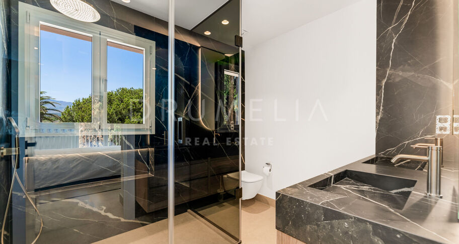 Maison en bord de mer entièrement rénovée avec vue sur la mer sur le nouveau Golden Mile, Estepona